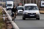 SDÍLENÉ JÍZDY. Ne každý je ochoten například kvůli komfortu či časovým možnostem do zaměstnání autobusem či vlakem. Pokud chcete srazit náklady za pohonné hmoty, najděte si spolucestující. 