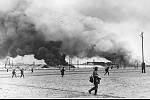 Vojáci německé brigády Leibstandarte SS Adolf Hitler vstupují do hořícího přístavu Taganrogu, říjen 1941
