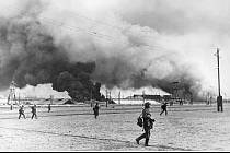 Vojáci německé 1. tankové divize Leibstandarte SS Adolf Hitler vstupují do hořícího přístavu Taganrog na břehu Azovského moře, říjen 1941