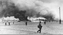Vojáci německé brigády Leibstandarte SS Adolf Hitler vstupují do hořícího přístavu Taganrogu, říjen 1941