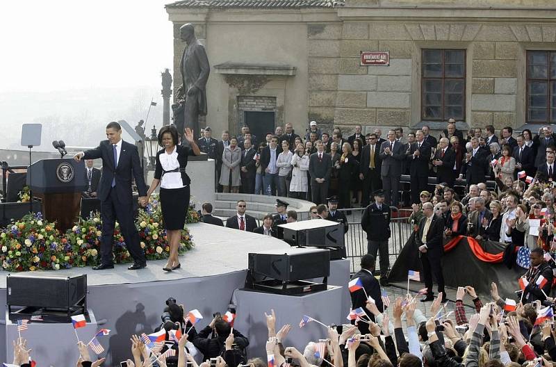 Barack a Michelle Obamovi na pódiu před Pražským hradem.
