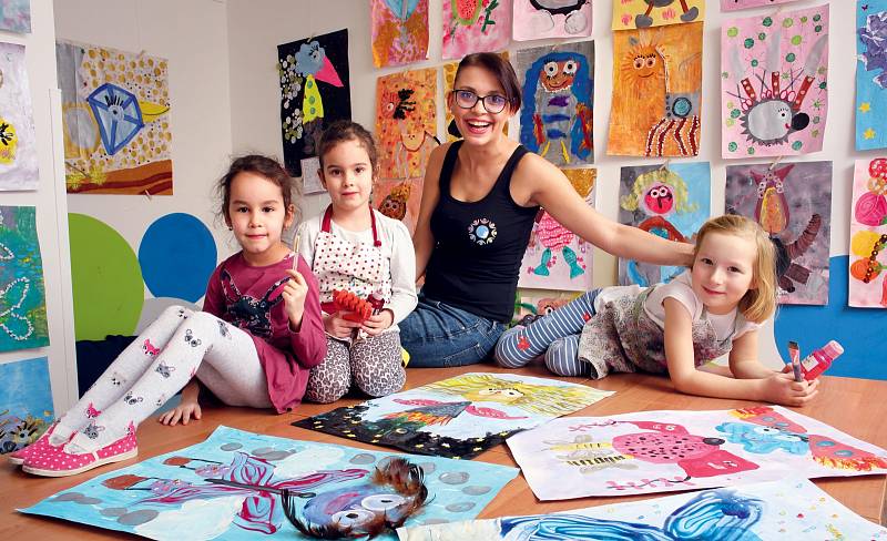 Dana Popelka, zakladatelka Ateliéru Kreativní malování, vede ke kreativitě nejen předškoláky a školáky, ale i dvouleté děti s rodiči.