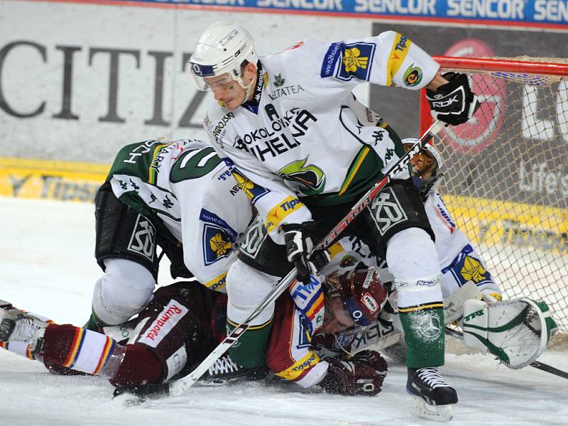 Karlovy Vary  v dohrávce 37. kola hokejové extraligy porazili Spartu 4:2. 