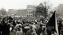 Pryč s režimem. Demonstrace proti komunistickému režimu začaly v krajském městě, tehdejším Gottwaldově, už 21. listopadu 1989. Nejdříve se začaly na náměstí scházet desítky lidí, později stovky až tisíce.