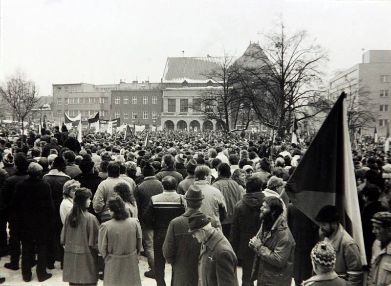 Pryč s režimem. Demonstrace proti komunistickému režimu začaly v krajském městě, tehdejším Gottwaldově, už 21. listopadu 1989. Nejdříve se začaly na náměstí scházet desítky lidí, později stovky až tisíce.