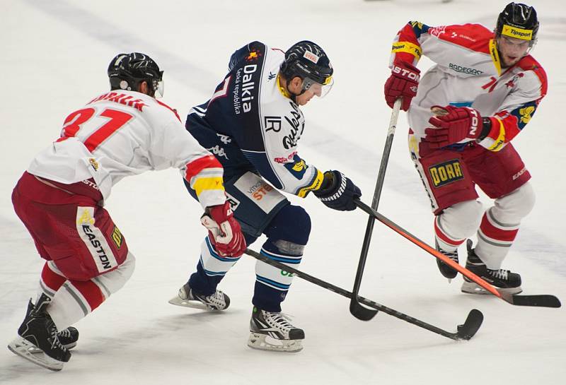 Vítkovice - Olomouc: Lukáš Zíb se snaží protáhnout mezi hostujícími obránci