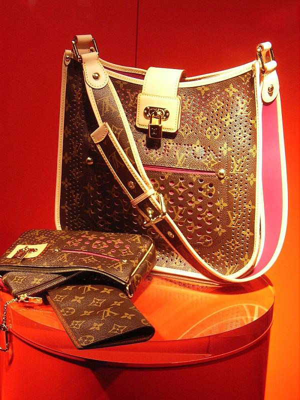 Produkty značky Louis Vuitton s ikonickým potiskem, který navrhl syn Louise Vuittona Georges několik let po otcově smrti.