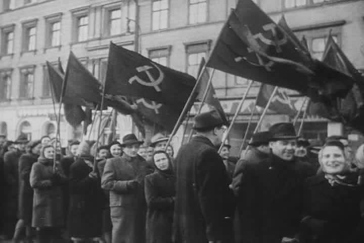 Ukázka komunistické agitace z roku 1947, záběr z amerického filmového týdeníku The March of Time