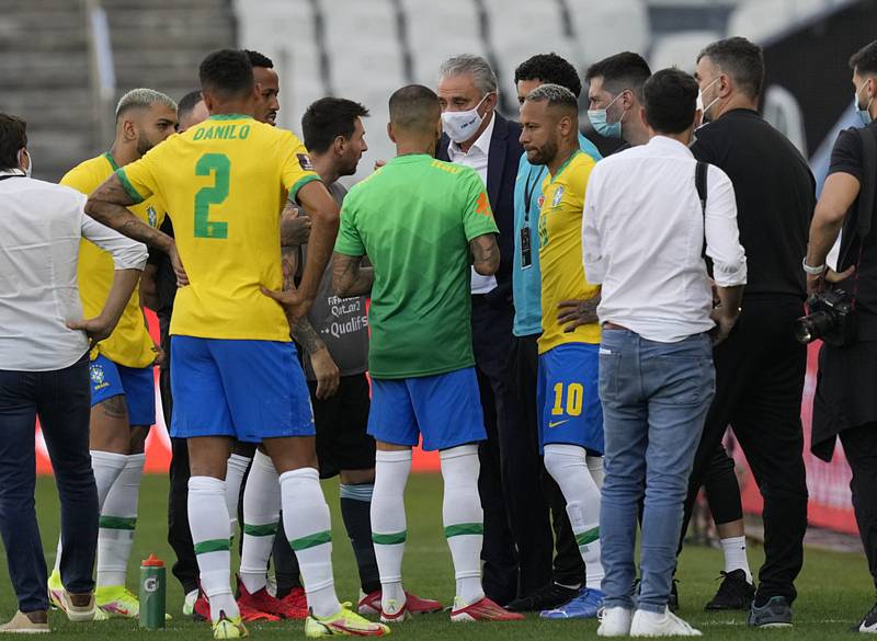 Trenér brazilských fotbalistů Tite, hráč Argentiny Lionel Messi a Neymar z Brazílie v rozhovoru s pracovníky zdravotního úřadu během utkání kvalifikace.