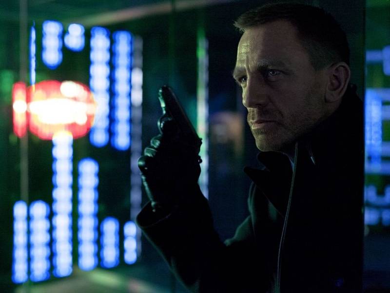 S příchodem 23. bondovky Skyfall si její tvůrci velmi dobře uvědomovali fakt, že rok 2012 je zároveň i 50. výročím vzniku filmů o Jamesi Bondovi a rozhodli se na plátně předvést to nej, nej...