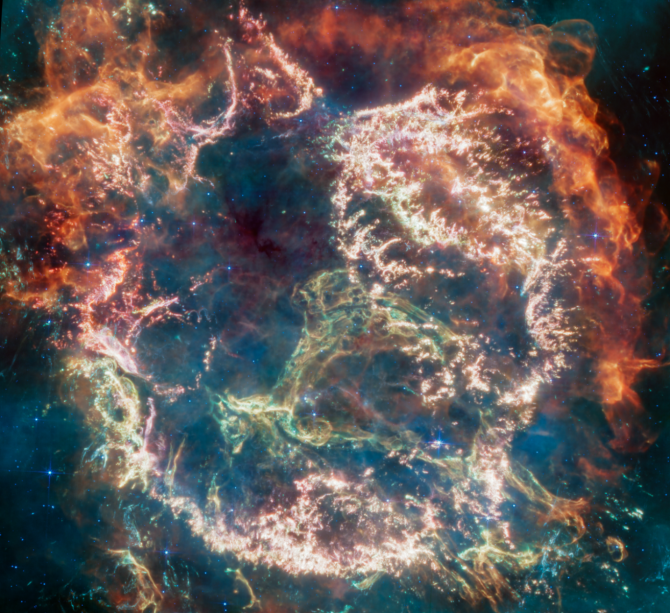Nejnovější a nejdetailnější snímek Cassiopeji A, pozůstatku výbuchu supernovy od vesmírného dalekohledu Jamese Webba
