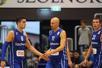 Čeští basketbalisté v utkání v Maďarsku - zleva Tomáš Satoranský, Luboš Bartoň a Pavel Houška.
