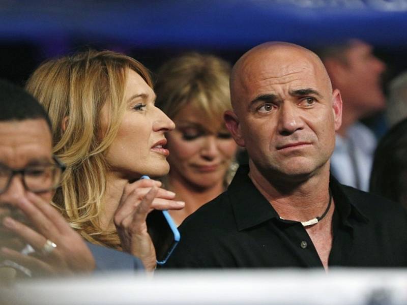 Zápas století mezi boxery Floydem Mayweatherem a Mannym Pacquiaem si nenechal ujít ani hvězdný tenisový pár Steffi Grafová a Andre Agassi..