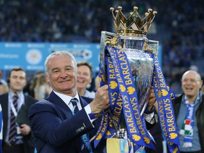 Trenér Leicesteru Claudio Ranieri s trofejí pro vítěze Premier League.