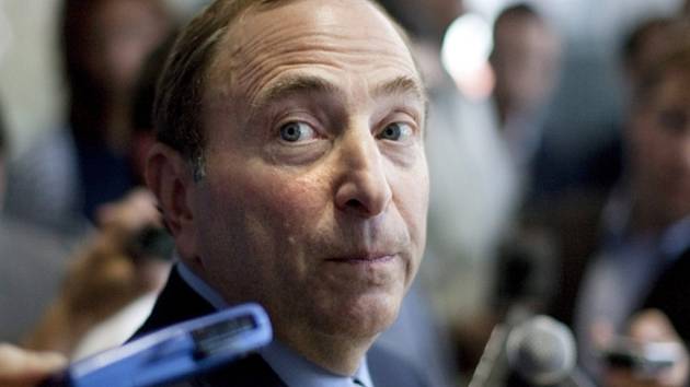 Komisař NHL Gary Bettman mluví s novináři.