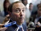 Komisař NHL Gary Bettman mluví s novináři.