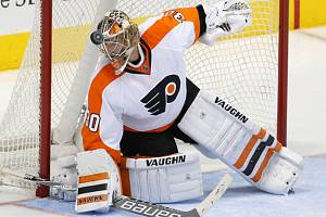 Brankář Philadelphie Michal Neuvirth.