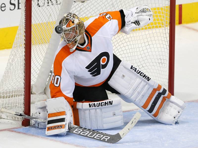 Brankář Philadelphie Michal Neuvirth.