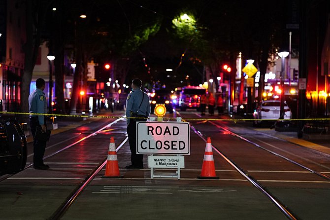 Uzavřená silnice poblíž místa střelby v centru města Sacramento v Kaliforni, 3. dubna 2022.