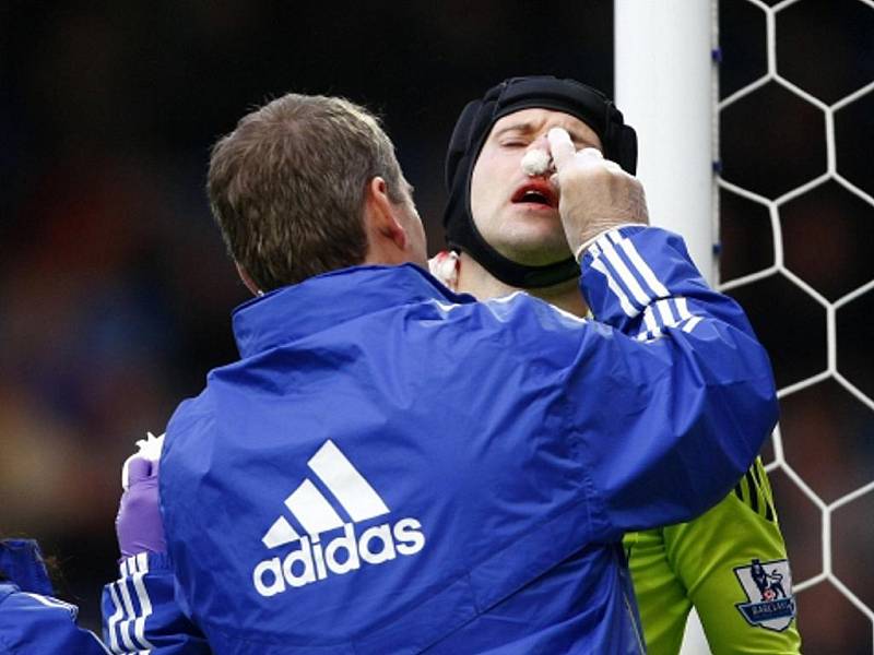 Gólman Chelsea Petr Čech se zranil v zápase s Blackburnem.