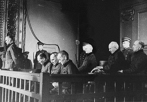 Friedrich Jeckeln, stojící nalevo, u soudu nad válečnými zločinci konaném v Rize na jaře roku 1946