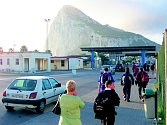 Zatímco Španělé chtějí Gibraltar připojit zpět ke svému území, tamní obyvatelé o tom nechtějí ani slyšet.