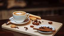 Kávovníková zrna obsahují nejen kofein, který povzbuzuje činnost srdce, mozku, nervů, ledvin a svalů, ale také spoustu dalších látek, prospívajících našemu zdraví