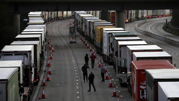 Kamiony odstavené na britské dálnici