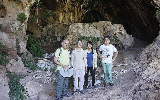 Tým vědců před jeskyní Rakefet (Zleva Dani Nadel, Li Liu, Jiajing Wang a Hao Zhao)