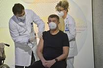 Premiér Andrej Babiš se nechal 27. prosince 2020 v Ústřední vojenské nemocnici v Praze očkovat proti nemoci covid-19.