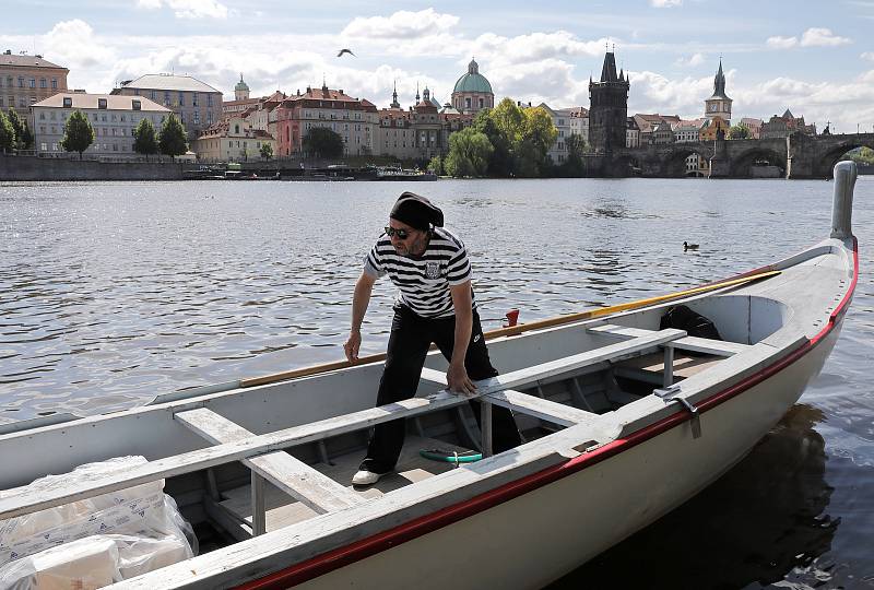 Příprava na svatojánské slavnosti Navalis - spouštění lodí na Vltavu na Náplavce u Hergetovy cihelny 13.května.