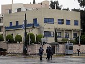  Neznámí pachatelé stříleli dnes nad ránem na budovu izraelského velvyslanectví v Aténách. Kromě stop po střelách na fasádě domu útok nezpůsobil jiné škody. 