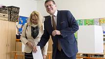 Maroš Šefčovič s manželkou ve volební místnosti