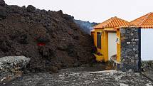 Zničené domy po erupci sopky na ostrově La Palma.