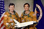 Posádka prvního letu raketoplánu Columbia v roce 1981. Vlevo velitel John W. Young, vpravo pilot Robert L. Crippen