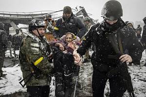 Evakuace obyvatel z jednoho z mnoha ukrajinských měst, které napadlo Rusko.