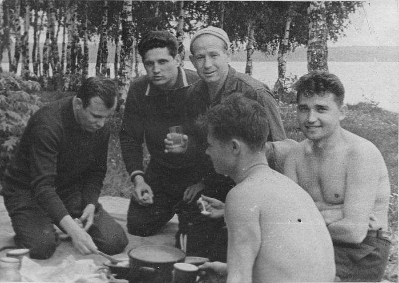 První sovětští kosmonauti - kromě Gagarina Alexej Leonov, Boris Volynov a Viktor Gorbatko - na společném pikniku v Dolgoprudném