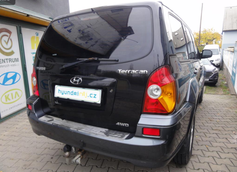 Hyundai Terracan je vozem, který kdysi sjížděl z linky jako Mitsubishi Pajero. Z toho vyplývá, že má velmi dobré terénní vlastnosti, ovšem na silnici se trochu víc naklání.