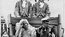 Královská svatba. Chvíli poté, co si Diana a Charles vyměnili svatební sliby, vyšli z katedrály svatého Pavla pozdravit jásající veřejnost.