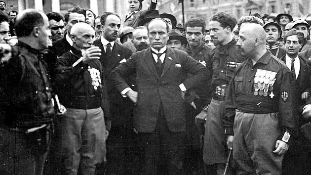 Mussolini a jeho Černé košile během pochodu na Řím v říjnu 1922