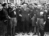 Mussolini a jeho Černé košile během pochodu na Řím v říjnu 1922