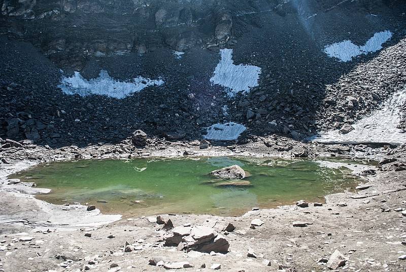 Tajemné himalájské jezero Roopkund, obestřené strašidelnou záhadou. Takhle vypadá v létě