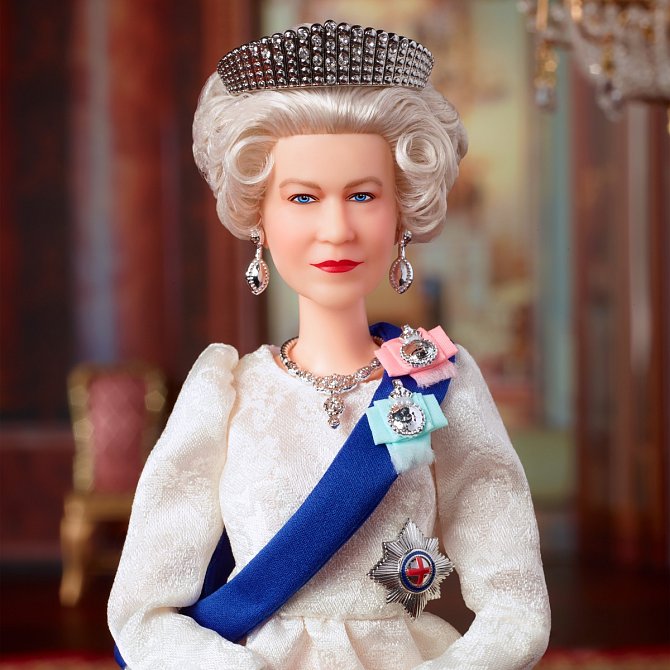 U příležitosti 70 let vlády Alžběty II. představila společnost Mattel panenku Barbie s podobou britské panovnice.