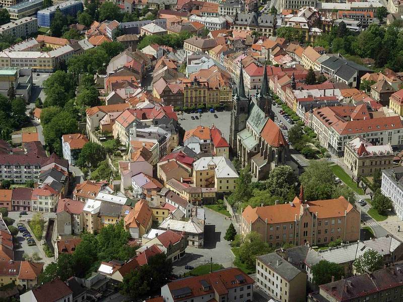 Letecký pohled na centrum Chrudimi.