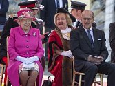 Ačkoliv dnes oslaví devadesáté narozeniny, nic nenasvědčuje tomu, že by se britská královna Alžběta II. chystala zvolnit tempo. Jen během loňského roku podnikla 306 cest po Velké Británii a 35 do zahraničí.
