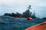 Ponorka Conqueror se proslavila zejména legendárním potopením křižníku Belgrano v bitvě o Falklandy. Na snímku potápějící se loď Belgrano, zachycená jedním z členů její posádky ze záchranného člunu