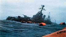 Ponorka Conqueror se proslavila zejména legendárním potopením křižníku Belgrano v bitvě o Falklandy. Na snímku potápějící se loď Belgrano, zachycená jedním z členů její posádky ze záchranného člunu