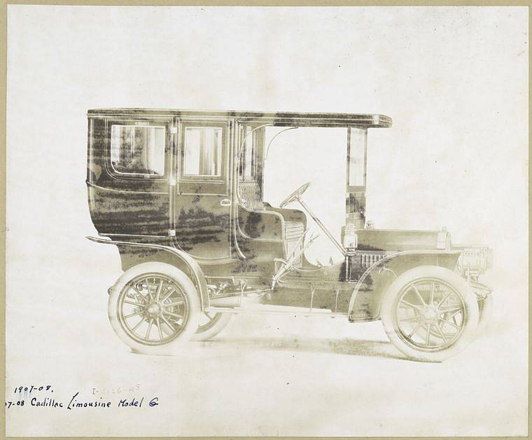 Jeden z prvních vozů s pevnou střechou, Cadillac z roku 1908