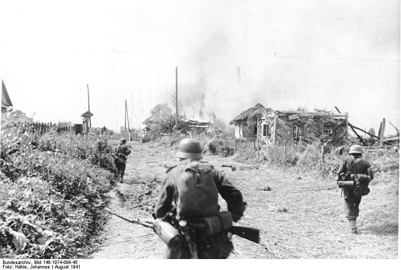 Hrot německé armády útočí v srpnu 1941 na sovětskou vesnici západně od Kyjeva