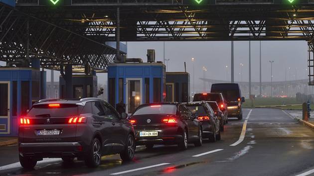 Hraniční přechod mezi Chorvatskem a Slovinskem - Automobily na hraničním přechodu Bregana mezi Chorvatskem a Slovinskem, 8. prosince 202